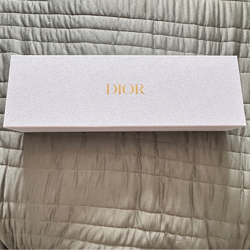 đ CHRISTIAN DIOR Ltd Ed âAround the Worldâ Raffia Tote Bag w/ Lotion & Lip Balm - Picture 11 of 12